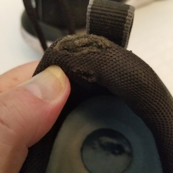 Under Armor Charged Assert Running Shoe Size 6.5 Flaw On Heel See Photos - Picture 8 of 10